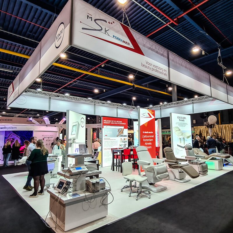 Studio Beed Reclame verzorgt al uw XXL-printwerk. Wij maken alles op groot formaat. Banners, doeken, wanden behang, gevelbelettering. Freesletters, licht reclame, LED reclame, logo's en autobelettering.